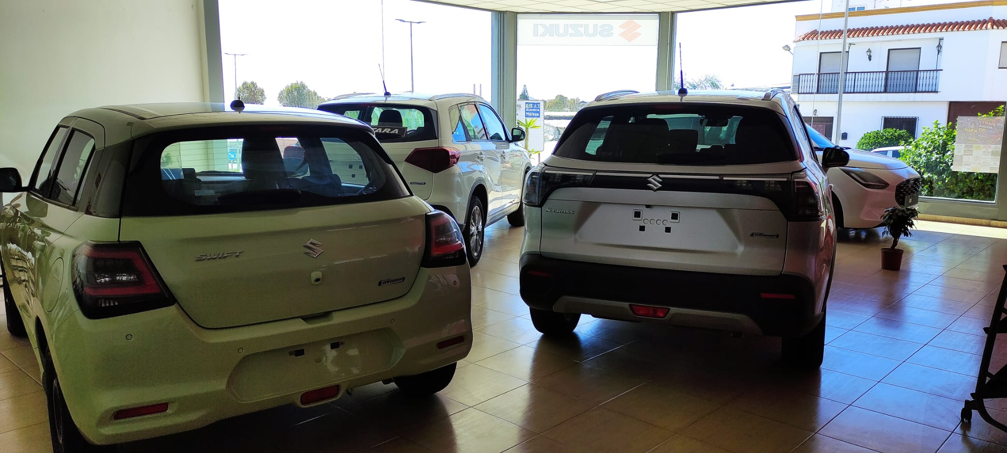 Exposición de vehículos Suzuki en el local de Juan Funes en Puente del Río