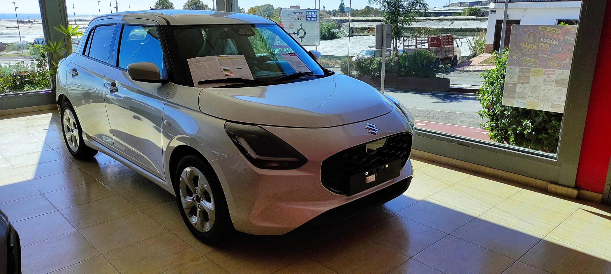 Vista frontal de un Suzuki Swift en la exposición