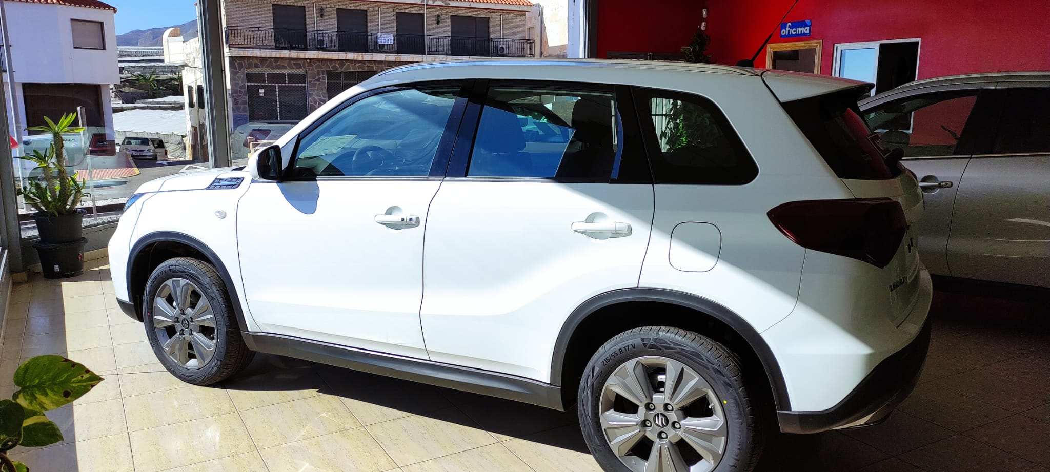 Vista lateral de un Suzuki Vitara blanco