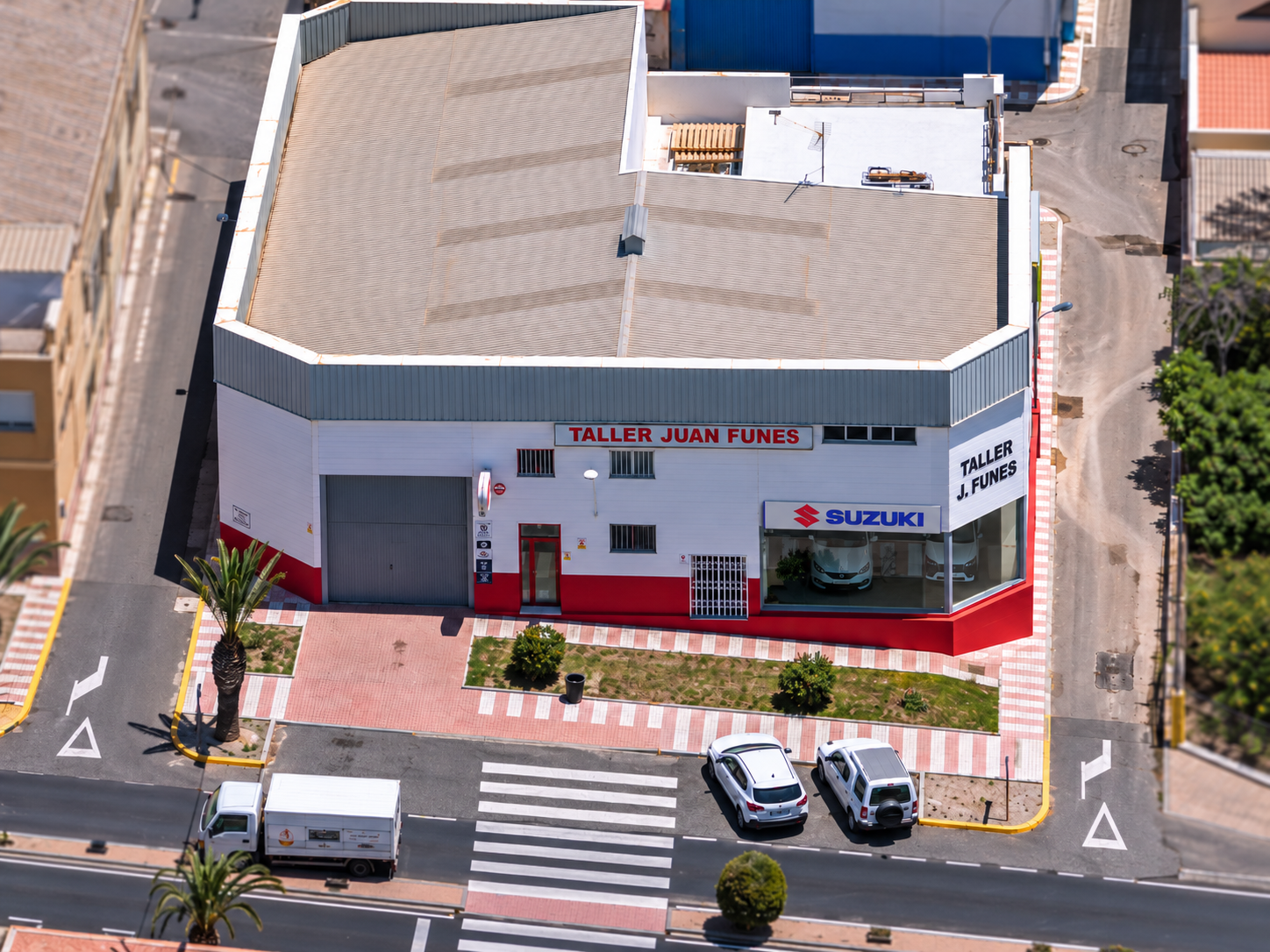 Vista aérea de la fachada y las instalaciones de Taller Juan Funes en Puente del Río