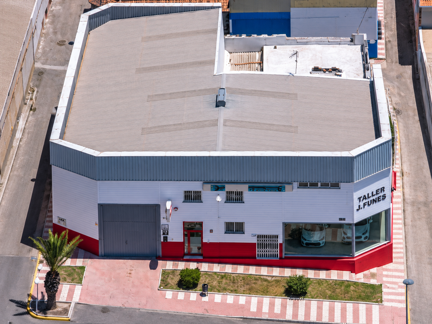 Vista aérea de la fachada y las instalaciones de Taller Juan Funes en Puente del Río